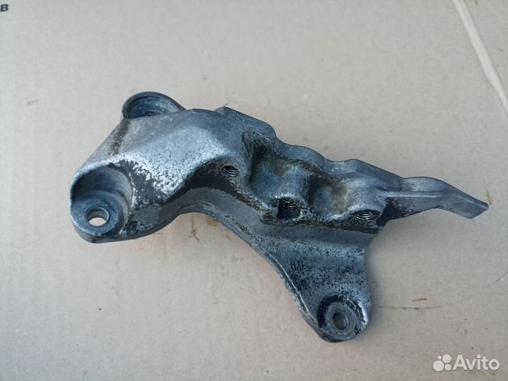 Кронштейн двигателя правый Chevrolet Cruze J300