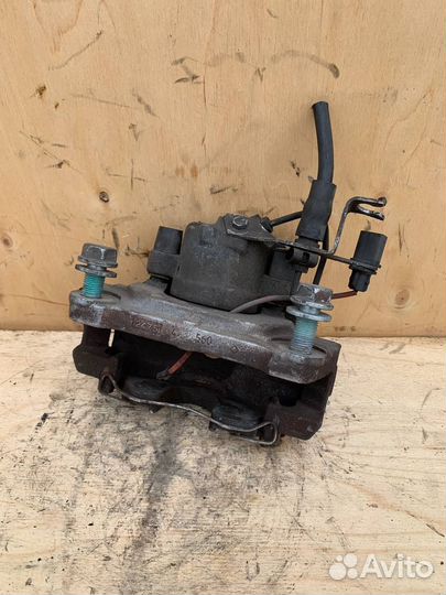 Суппорт тормозной Audi A4 B7 передний левый