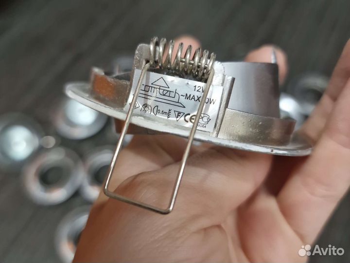 Красивые встраиваемые софиты хром из металла