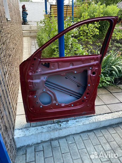 Продаю дверь от мазды