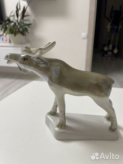 Фарфоровая статуэтка 