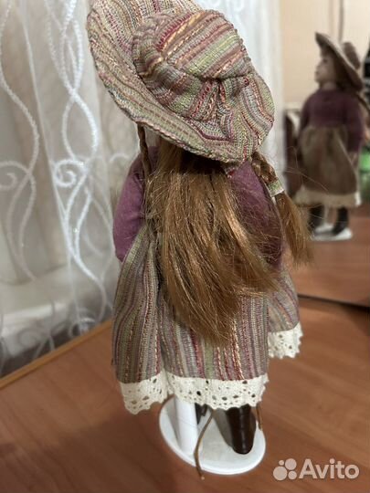 Кукла фарфоровая