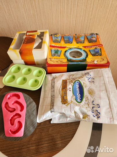 Стопки, шейкер, трубочки для коктейлей, формы