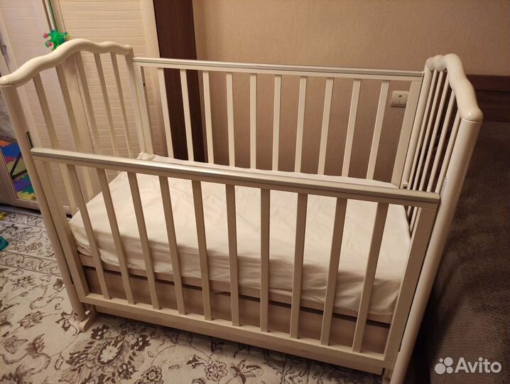 Детская кроватка с маятником