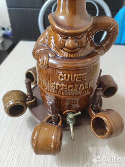 Бочонок с чашечками для вина