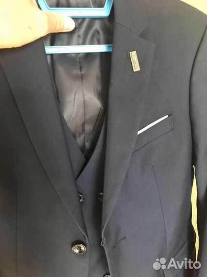 Школьный костюм и 2 рубашки 146 -152 с рубашкой