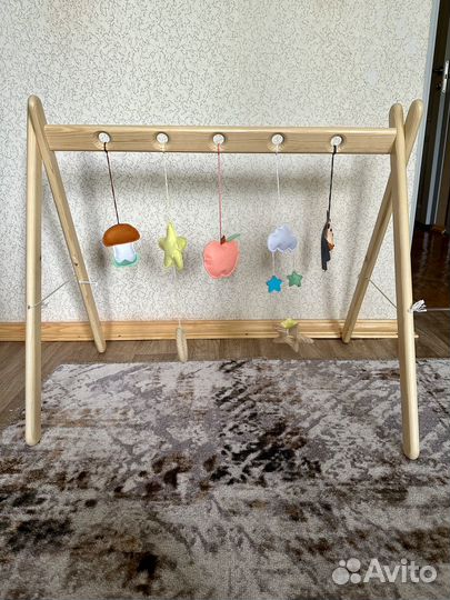 Дуга с игрушками