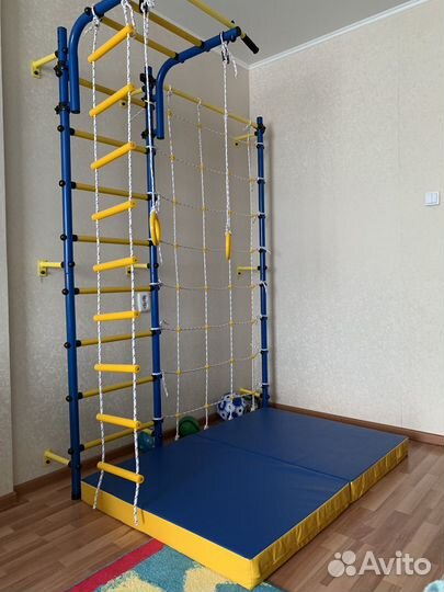 Шведская стенка с сеткой для лазания