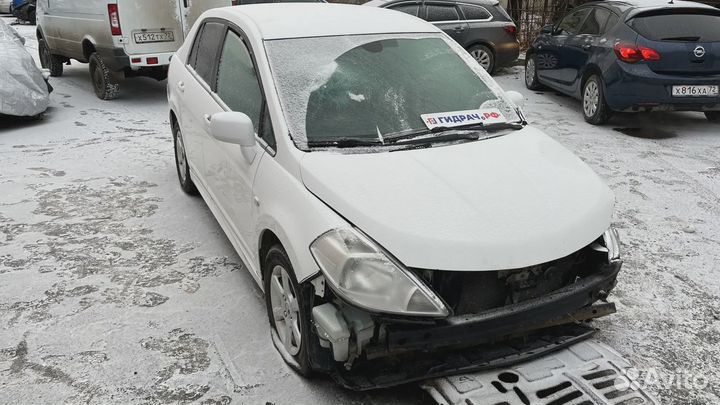 Накладка переднего бампера правая Nissan Tiida (C11) 62074-EM30A