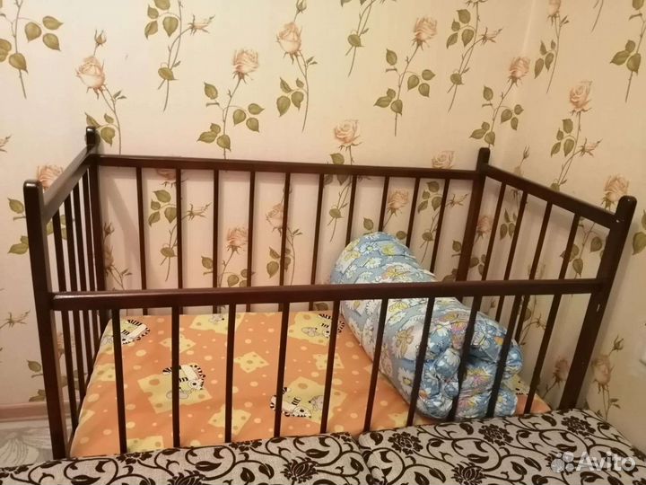 Детская кроватка с двумя матрасами