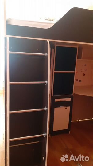 Детская кровать чердак, со столом и шкафом