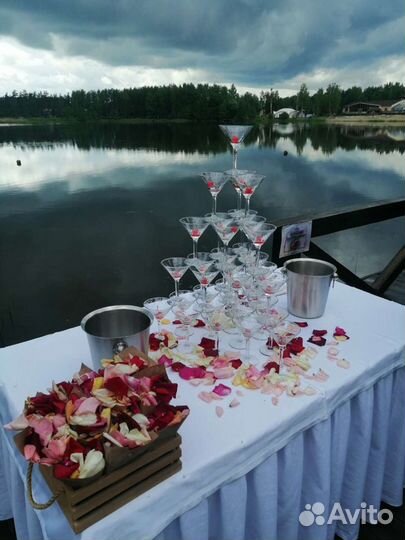 Пирамида из бокалов, горка шампанского