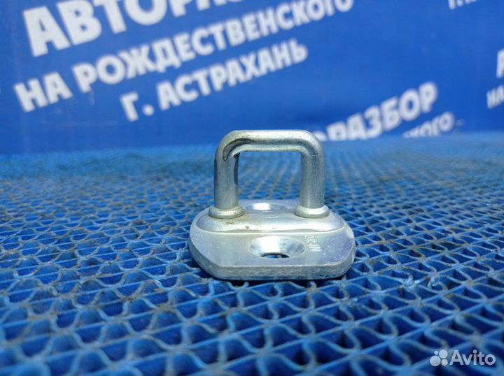 Ответная часть замка двери Toyota Auris хэтчбек