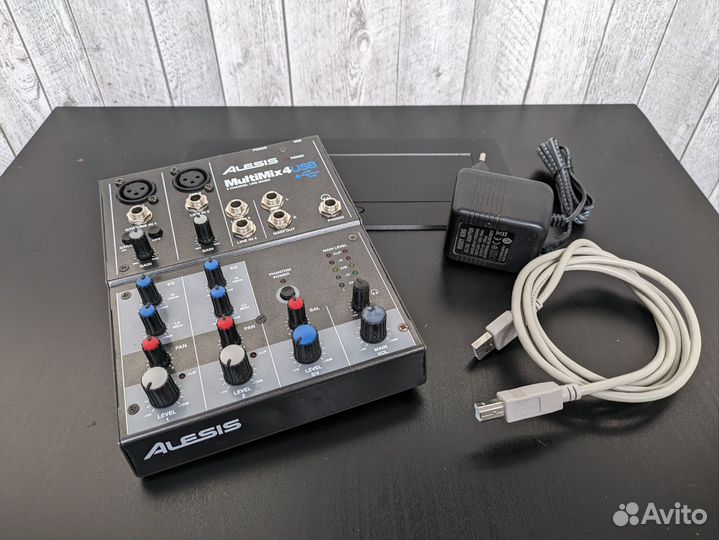 Alesis MultiMix 4 USB микшер / звуковая карта