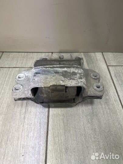 Опора двигателя левая Фольксваген гольф Пассат Б6