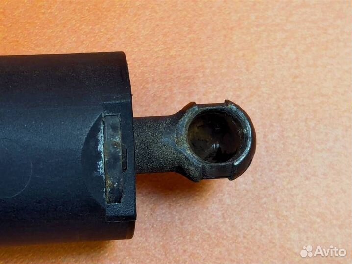 Амортизатор крышки багажника w164 ML-class 642