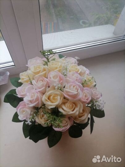 Нежный букет из мыльных роз в шляпной коробке