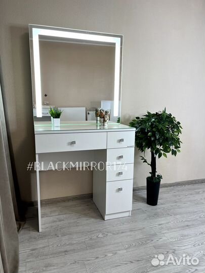 Столик для макияжа с тумбой и зеркалом