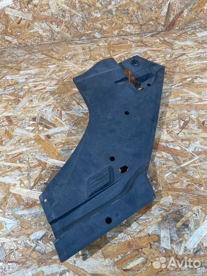 Накладка замка капота правая Audi Q7 4m