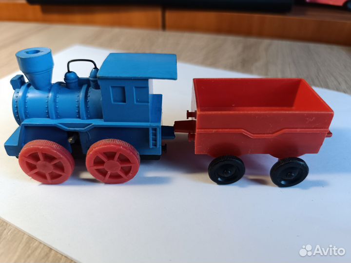 Паровозик с вагоном игрушка времён СССР