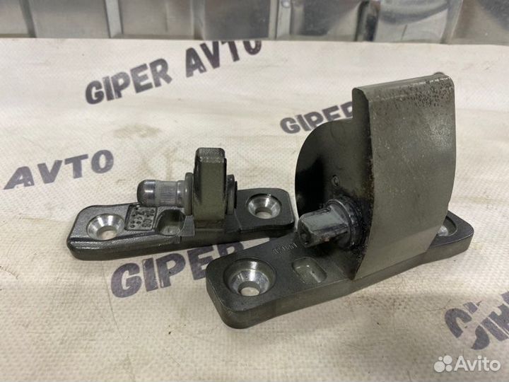 Петля двери передняя левая Mercedes-Benz C-Class