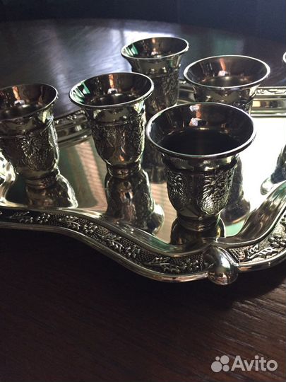 Поднос с рюмками