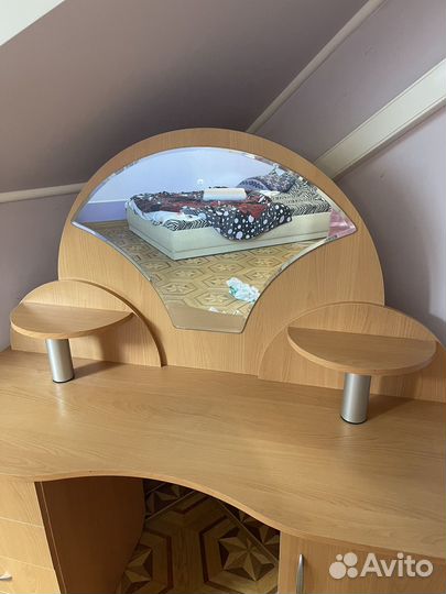 Туалетный столик с зеркалом (трюмо, трельяж)