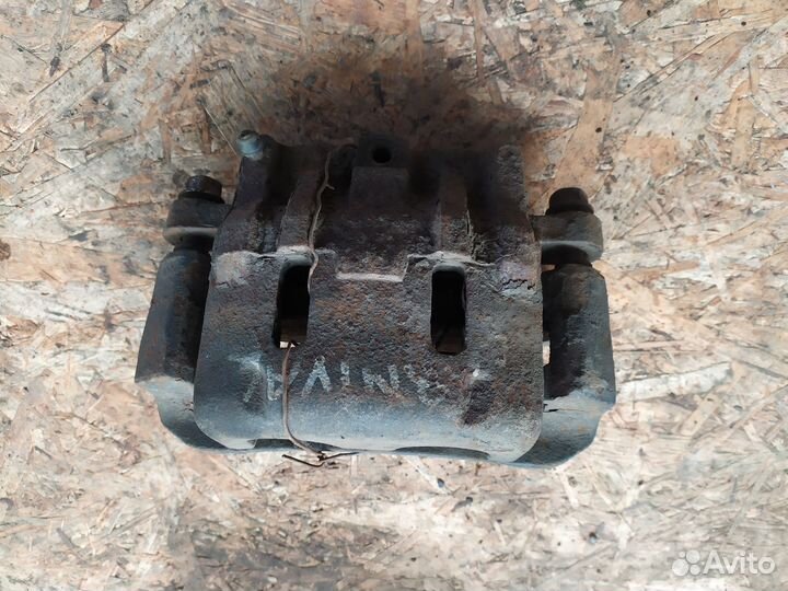 Суппорт передний правый Kia Carnival