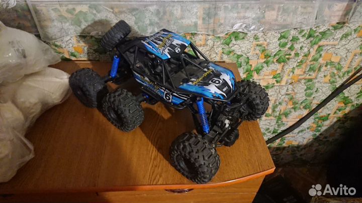 Машинка на радиоуправлении 6WD