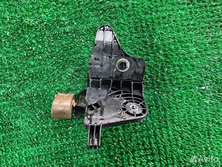 Крепление бампера лев. зад. Toyota Land Cruiser, L