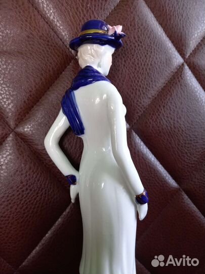 Фарфоровая статуэтка