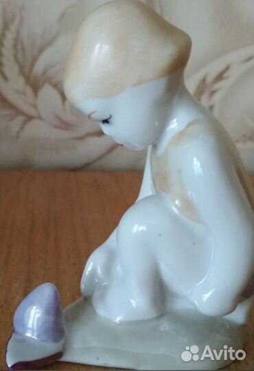 Статуэтка Девочка с корабликом