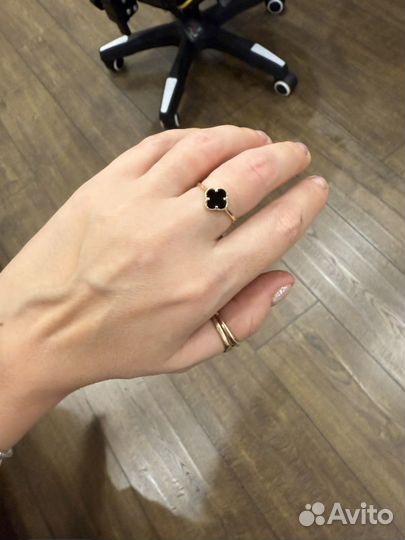 Золотое кольцо van cleef