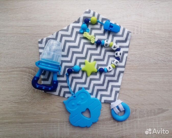 Нагрудники, погремушки