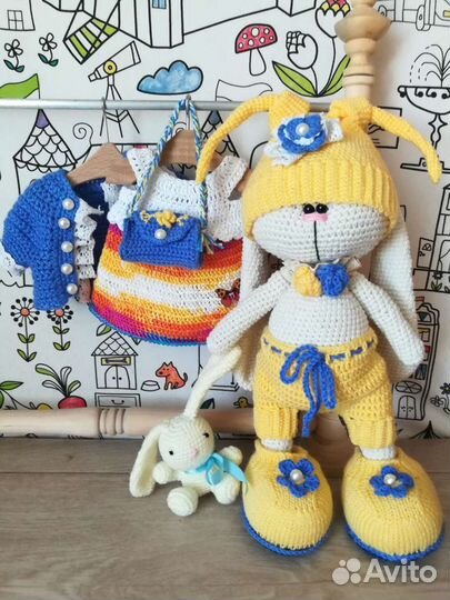 Заяц с игрушкой