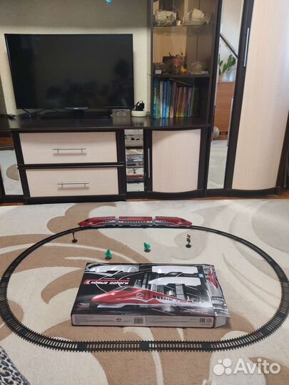 Экспресс поезд работает от батареек