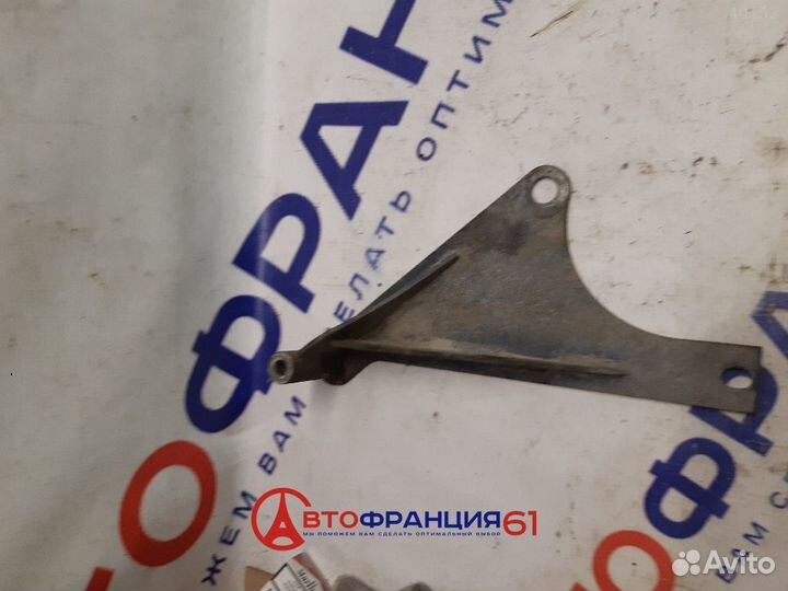 Уголок крепления подрамника, 8200170210 renault sc