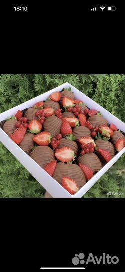 Клубника в шоколаде с цветами