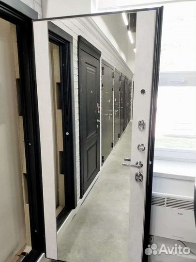 Дверь входная с зеркалом