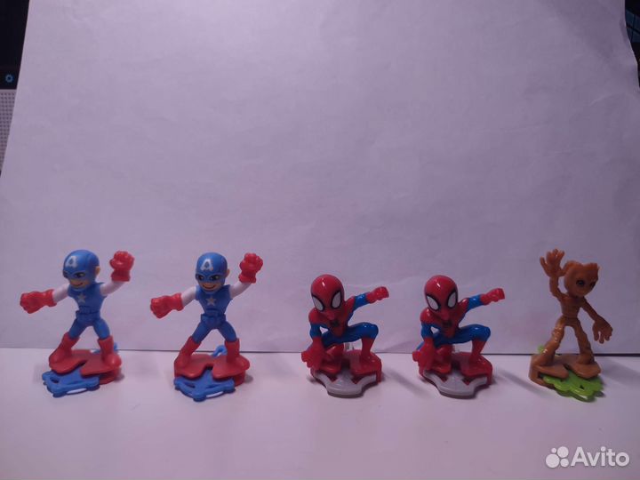 Коллекционных фигурки киндер Марвел