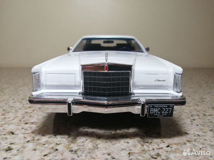 1/18 1977 Lincoln Continental Mark V бело-синий