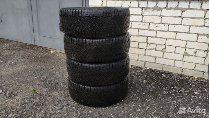 Pirelli Ice Zero FR 215/55 R17 98H