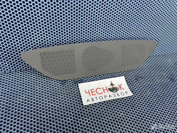 Сетка под динамик в торпедо Touareg NF / FL