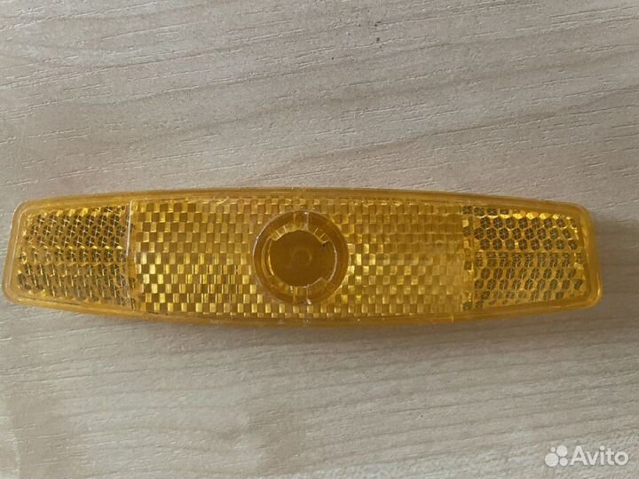 Желтая декоративная деталь на велосипед