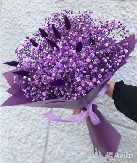 Букет с гипсофилой розой, фиолетовой