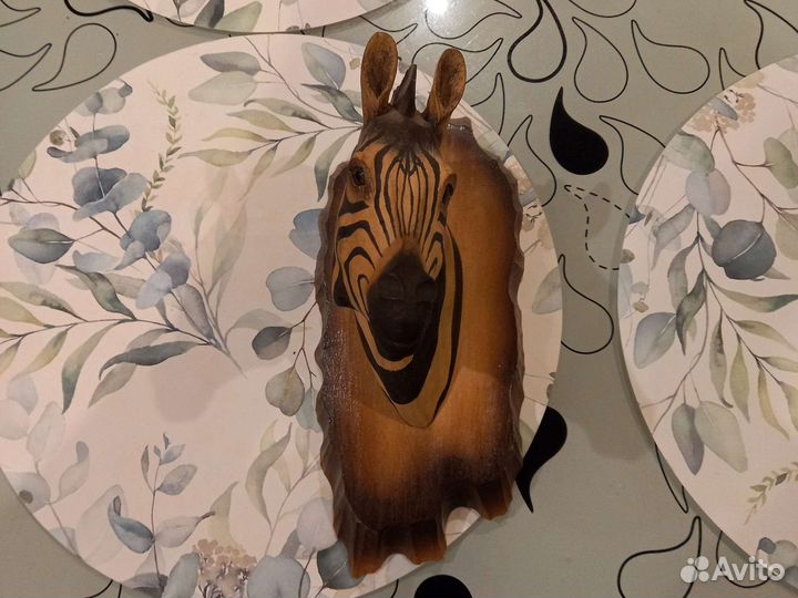 Резное панно из дерева