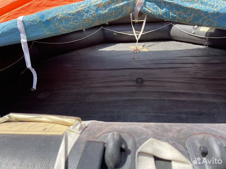 Плот морской спасательный