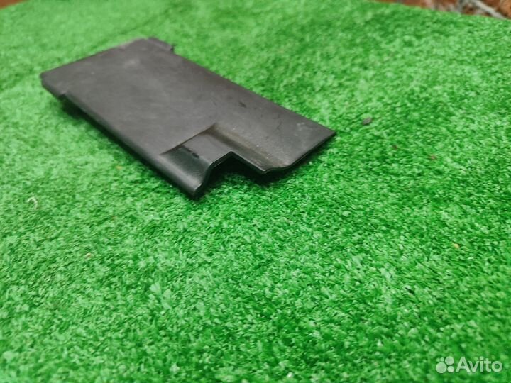 Крышка блока реле правая Volkswagen Passat B6