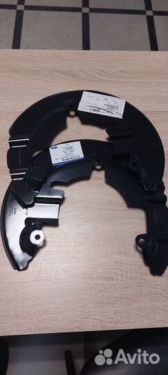Щиток тормозного диска передний Ford Focus 3
