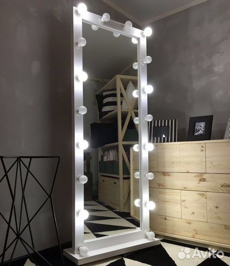 Гримерное зеркало с лампочками